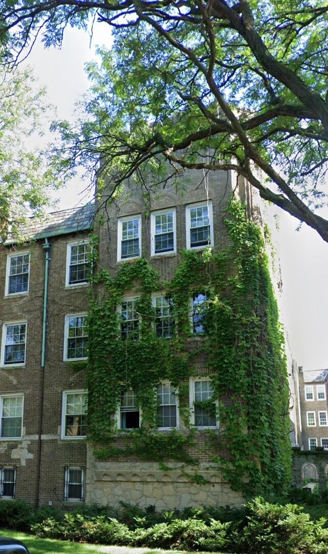 Building Photo - 2333 W Farwell Ave