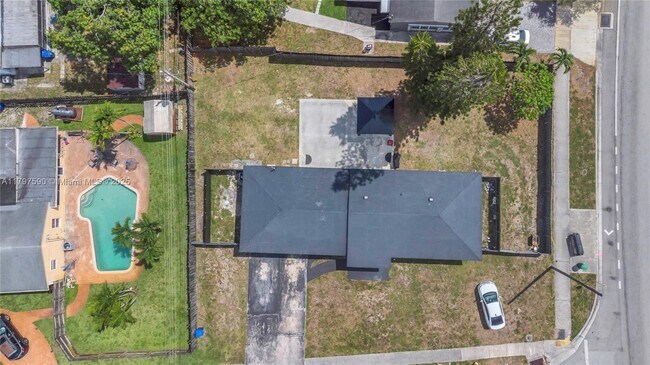Building Photo - 2851 SW 66th Terrace