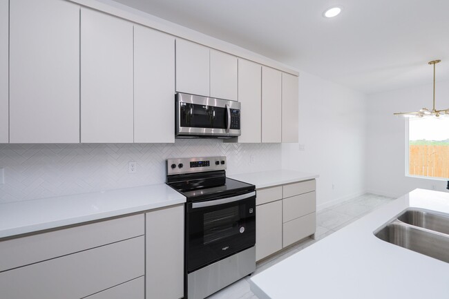 Building Photo - 604 Silvana Dr