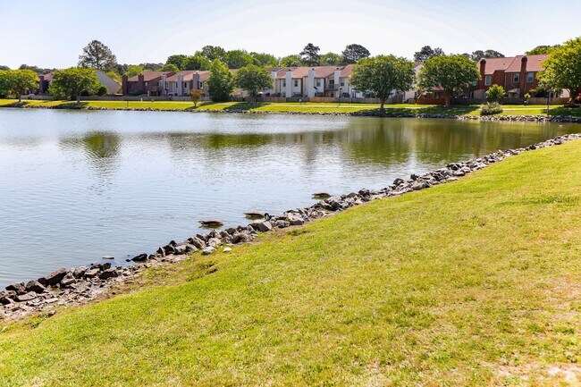 Building Photo - "Charming Kempsville Lake Townhome – Great Amenities & Location!"