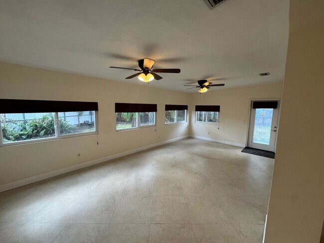 Building Photo - 18600 SW 97th Ave