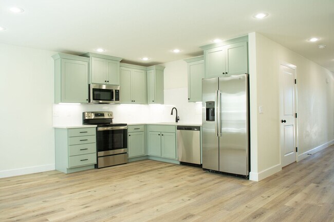 Building Photo - Available June 10th! Townhouse in the heart of West Fork !