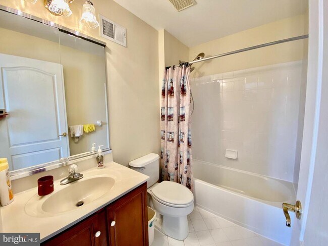 Building Photo - 513 Doral Cir