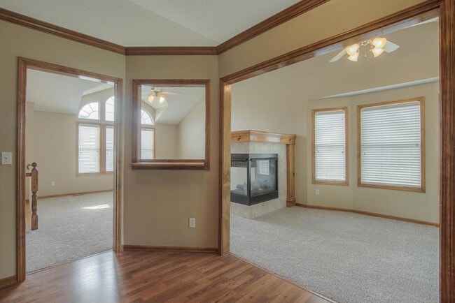 Building Photo - 612 NE Topaz Dr