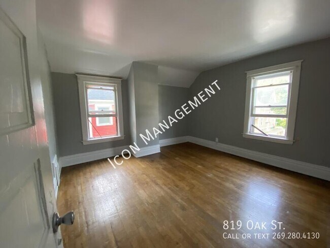 Building Photo - 819 Oak St
