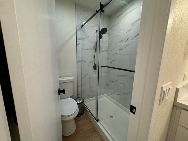 Building Photo - Move in ready Condo!