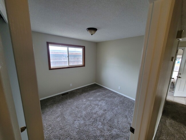 Building Photo - 3 Bd / 1 BA Pet Friendly~New Carpets & Paint!