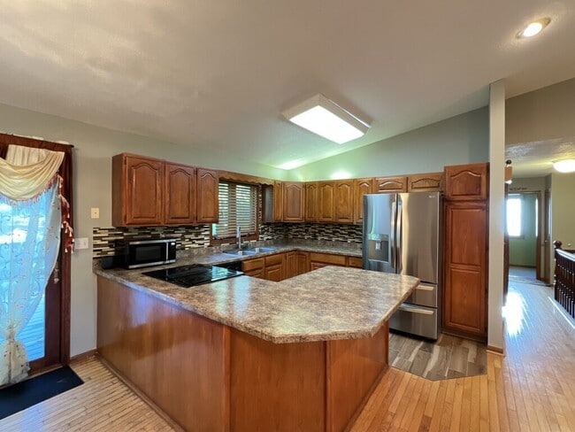 Building Photo - 4563 Camelot Dr