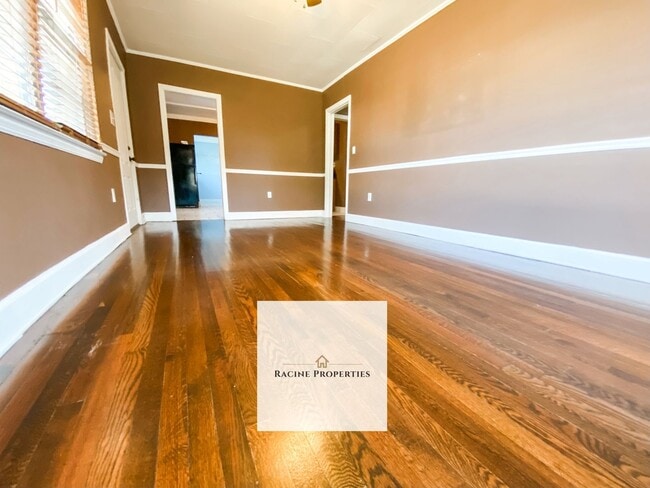 Building Photo - Cozy Two Bedroom Located Near Downtown Cli...