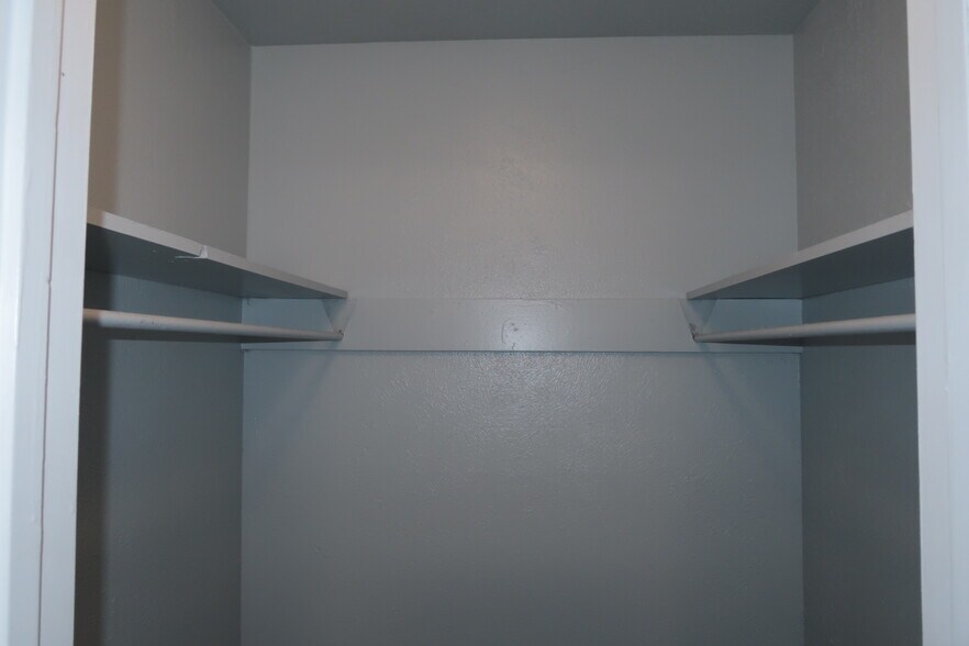 Walk in Closet - 425 S Oak St