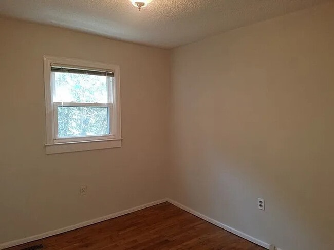 Building Photo - 2 Bedroom 1 bathroom