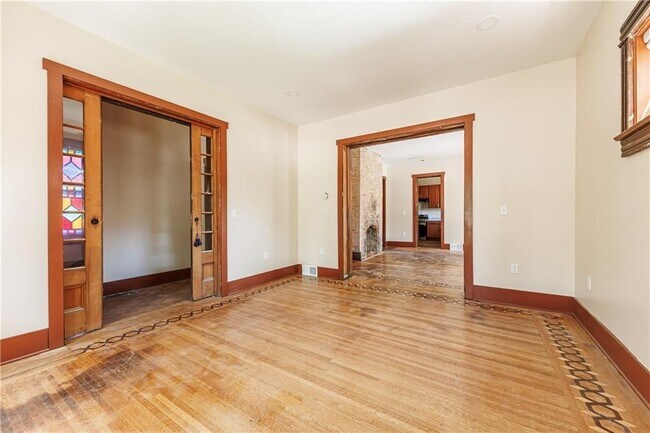 Building Photo - 268 Lyndhurst St