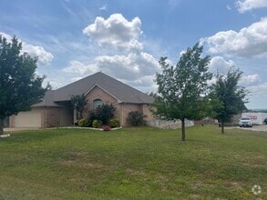 Building Photo - Meander Estates! Large corner lot 3/2/2 Co...