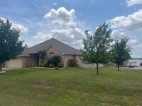 Building Photo - Meander Estates! Large corner lot 3/2/2 Co...