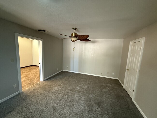 Building Photo - 422 Emery Dr