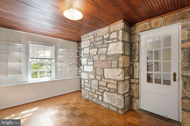 Building Photo - 1239 S Oakcrest Rd