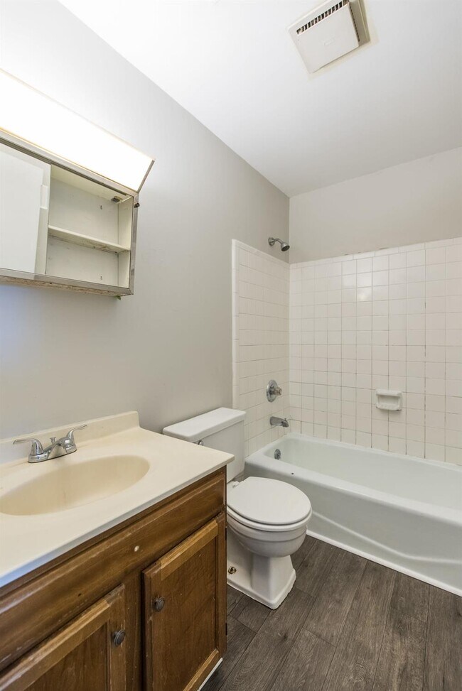 Building Photo - 3736 Camelot Dr