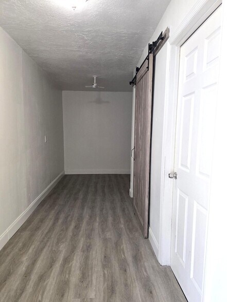 Building Photo - 582 NW Sherbrooke Ave