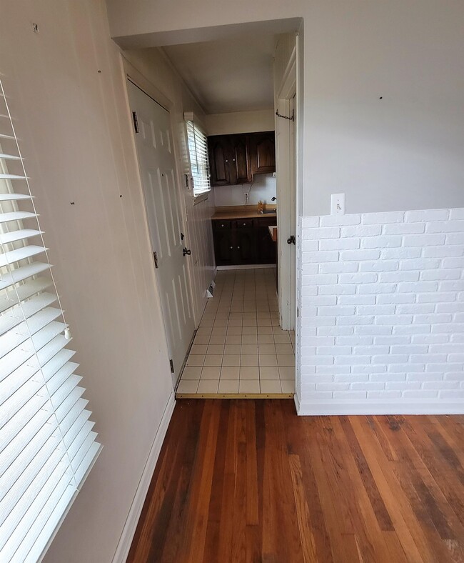 Building Photo - 8922 Schneider Ave