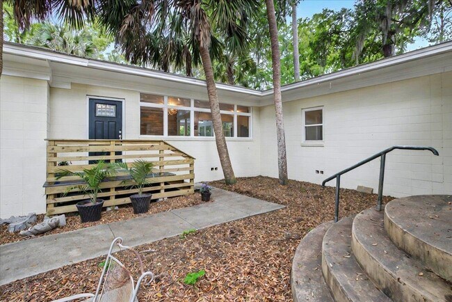 Building Photo - 1205 Gardenia Dr