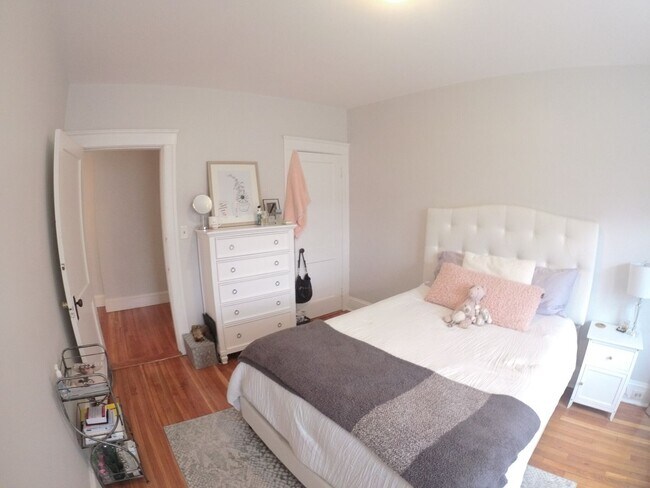 Building Photo - Charming 4 Bedroom-No Broker  Fee
