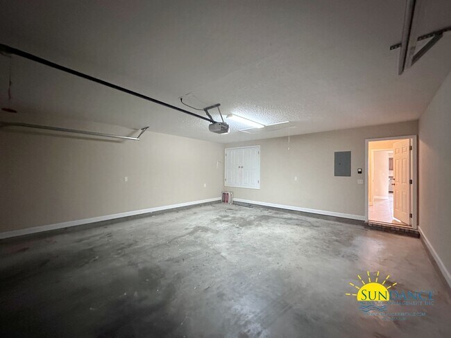 Building Photo - Spacious 3 Bedroom Home in Mary Esther!