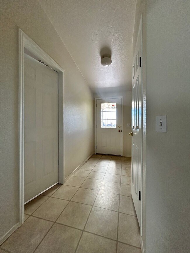 Building Photo - Large Single Family Home in Country with Office