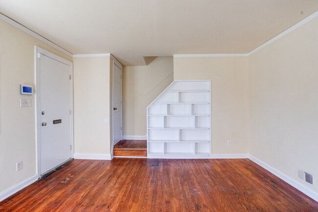 Building Photo - Charming End-Unit Townhome