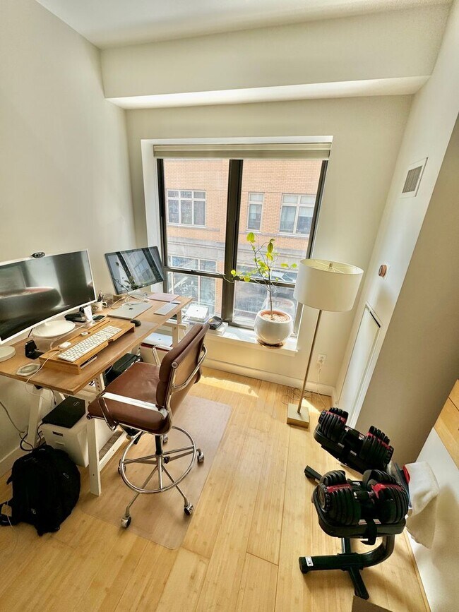 Building Photo - Prime Location 1-Bedroom + Office Den, 1-Bath Apartment