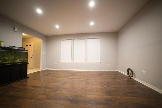 Building Photo - 2213 Pontiac Cir