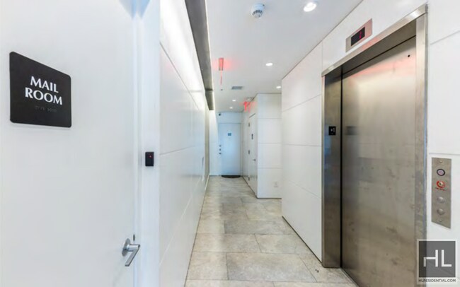 Building Photo - Penthouse 1 bed/1 bath w/ 2 roof decks