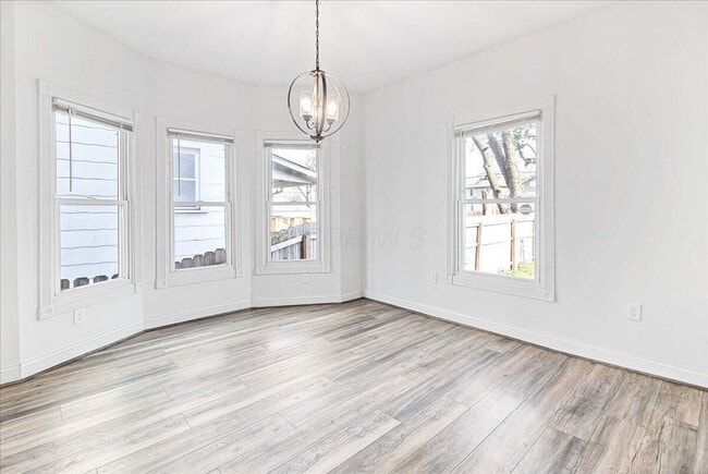 Building Photo - 866 E Starr Ave