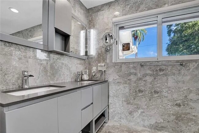 Building Photo - 2830 NE 55th St