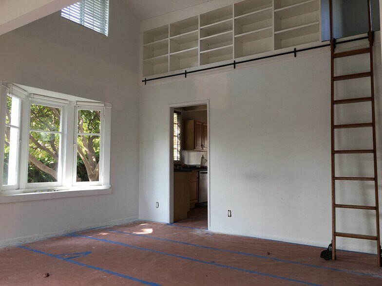 Building Photo - 347 6th Ave