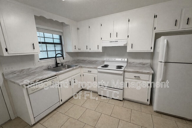 Building Photo - 4185 Ravenwood Dr