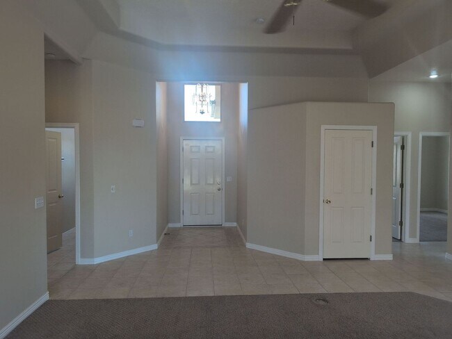 Building Photo - Spacious and Inviting 3-bedroom