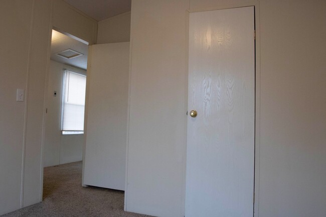 Building Photo - Adorable 2 bedroom 2 bath!