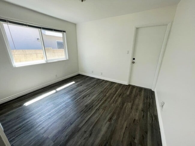 Building Photo - Single Level 4 Bedroom 2 Bath Home in Seal...
