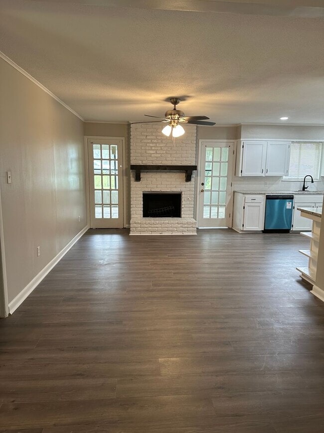 Building Photo - Beautiful 3 Bedroom Home in Bossier!