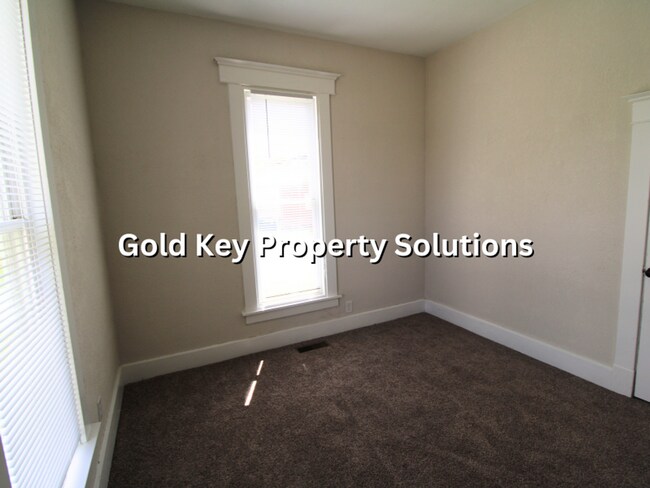 Building Photo - MUNCIE Updated 3 BR 1 BA House with Central Air and Upgraded Appliances (SECTION 8 APPROVED)