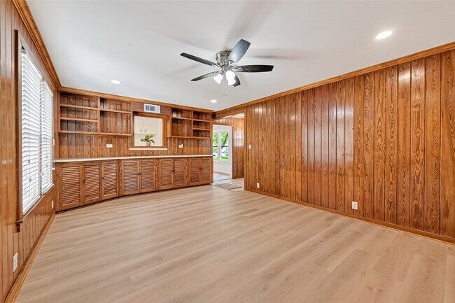 Building Photo - 729 Loggins Dr