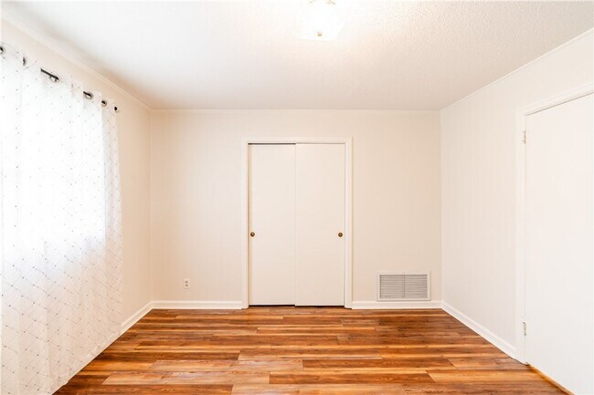 Building Photo - 3 Bedroom Home in Convenient Location