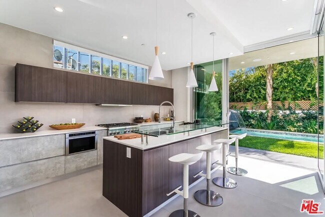 Building Photo - 8932 Dorrington Ave