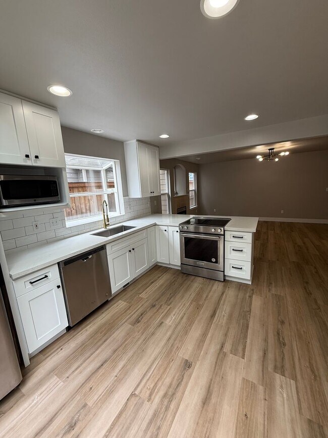 Building Photo - 4 Bedroom 2.5 Bath. Cul-de-Sac Home $3649....