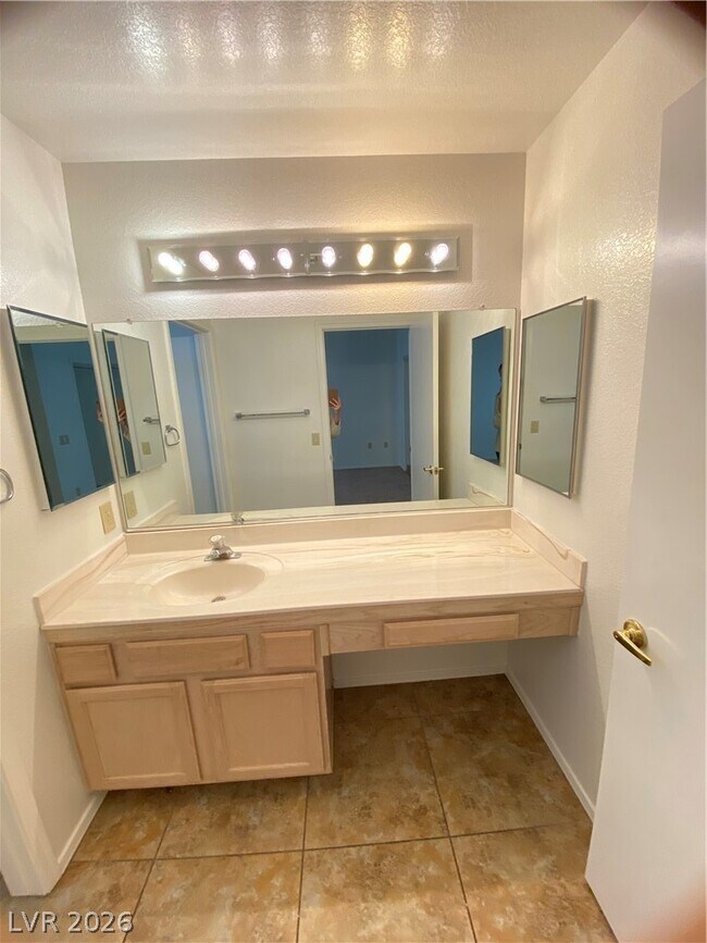 Building Photo - 9012 Starmount Dr