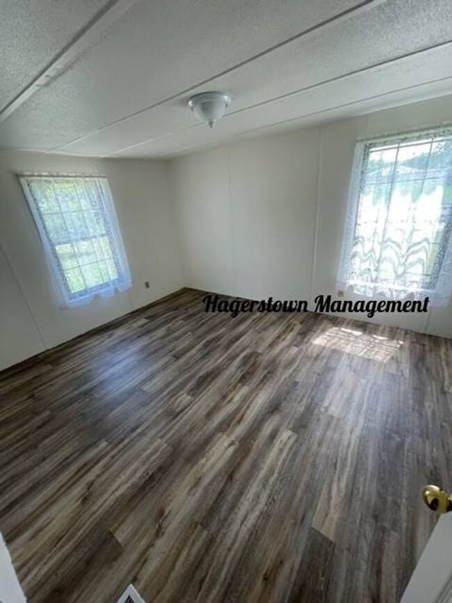 Building Photo - Property In Country Setting