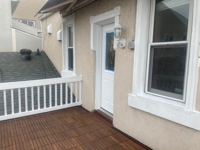 private deck and front entrance - 915 Monastery St