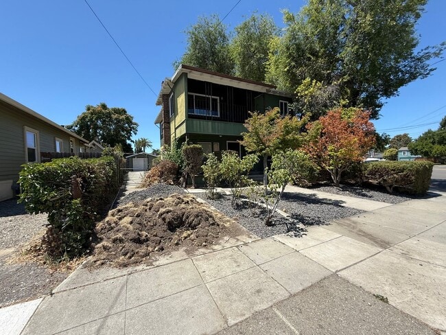 Building Photo - VACANT DOWNTOWN APARTMENT REDONE TO THE 10'S!!!