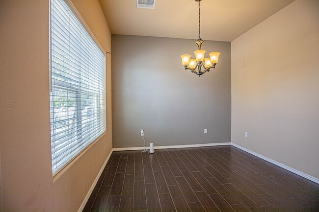 Building Photo - 4 Bedroom 3 bath Beautiful Home