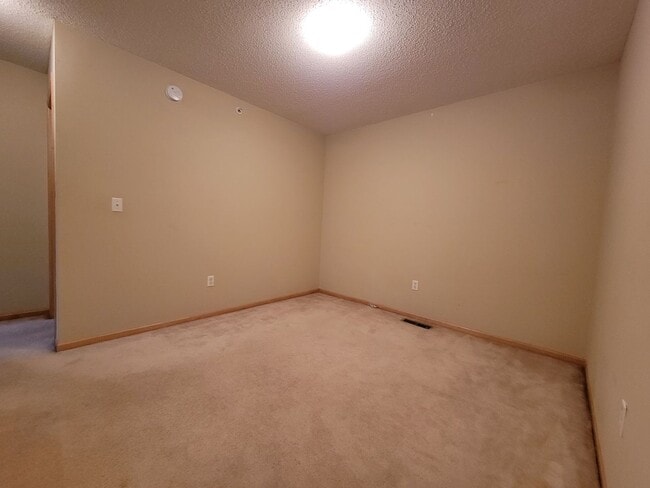 Building Photo - Lovely 2 Bed / 2 Bath TH w/ Heated Underground Parking in Plymouth!